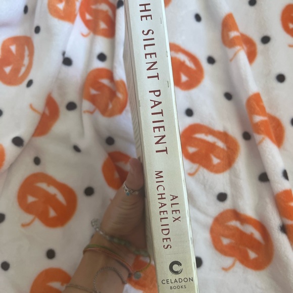 The Silent Patient by Alex Michaelides - Picture 2 of 3